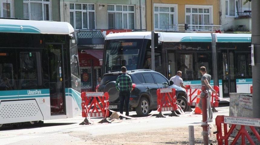 (yarın)tramvay Yoluna Park Eden Ara&ccedil; Test S&uuml;r&uuml;şlerini Durdurdu