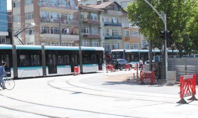 (yarın)tramvay Yoluna Park Eden Araç Test Sürüşlerini Durdurdu