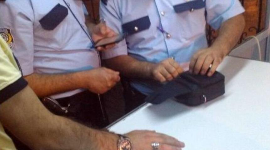 Zabıta Ekibi Bulduğu &Ccedil;antayı Sahibine Teslim Etti