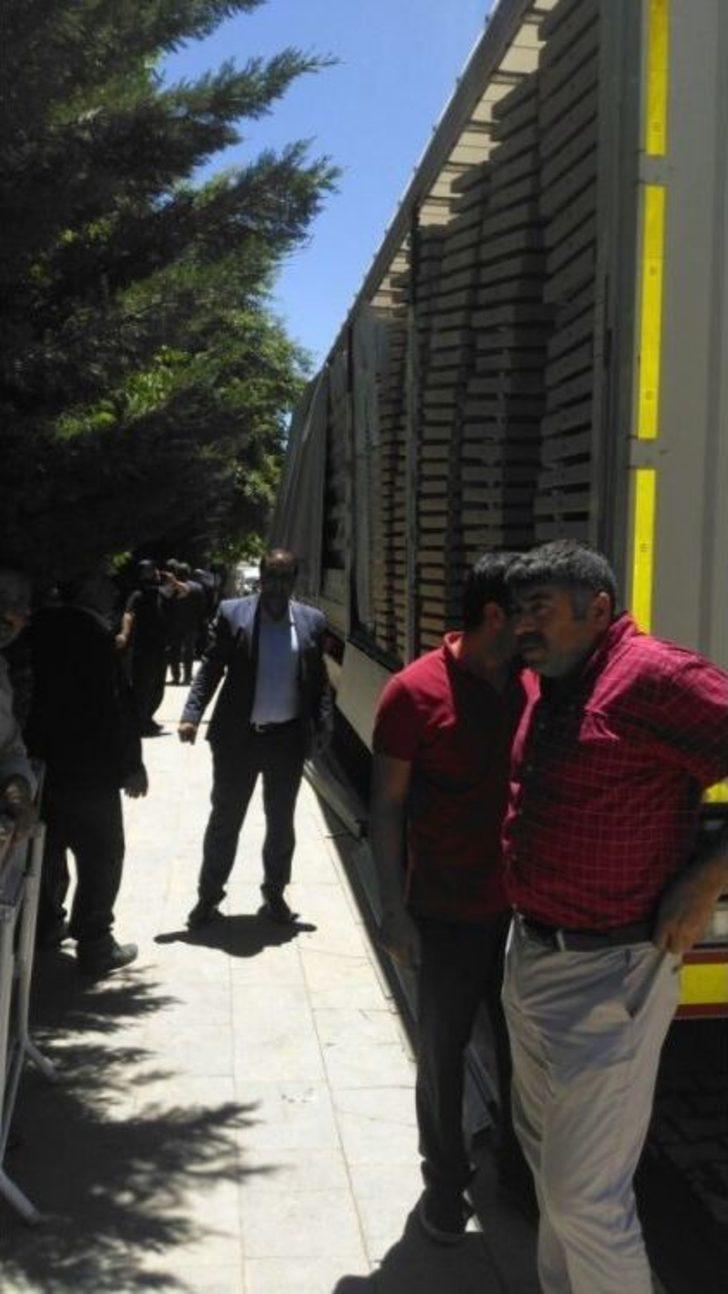 Ak Parti Bahçesaray İlçe Başkanlığından Taziye Evlerine Masa Ve Sandalye Yardı G3