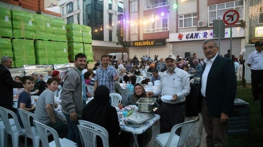 Çatal, Kaşık Seslerine Sohbet Sesleri Karıştı