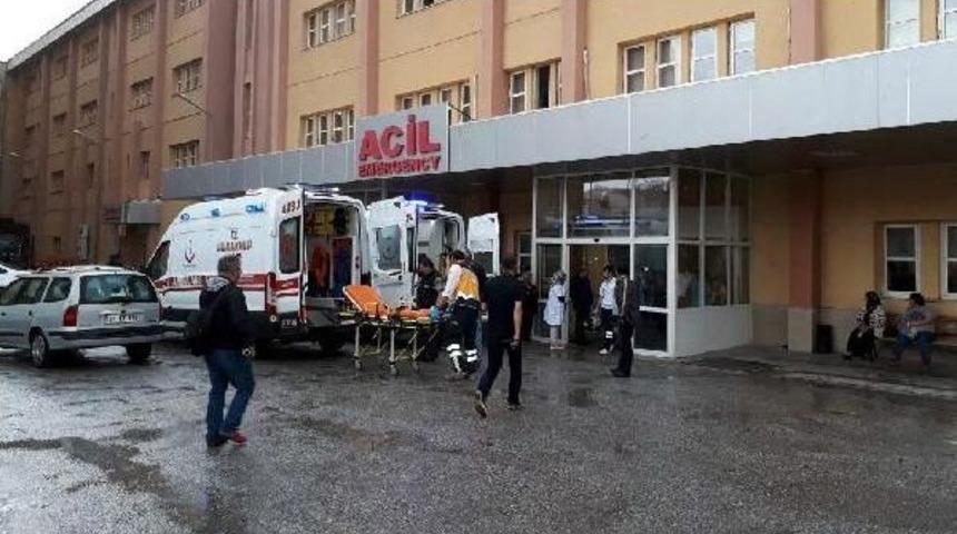 Tarlaya Yıldırım D&uuml;şt&uuml;; 2 &Ouml;l&uuml;, 5 Yaralı-Fotoğraflar