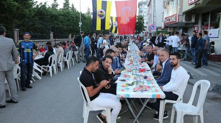 &Ccedil;ekmek&ouml;y&rsquo;de Sarı Lacivert İftar