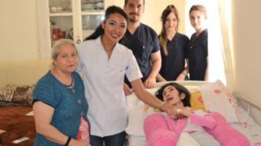 Ga&uuml; Hemşirelik &Ouml;ğrencilerinden Topluma &Ouml;rnek Davranış