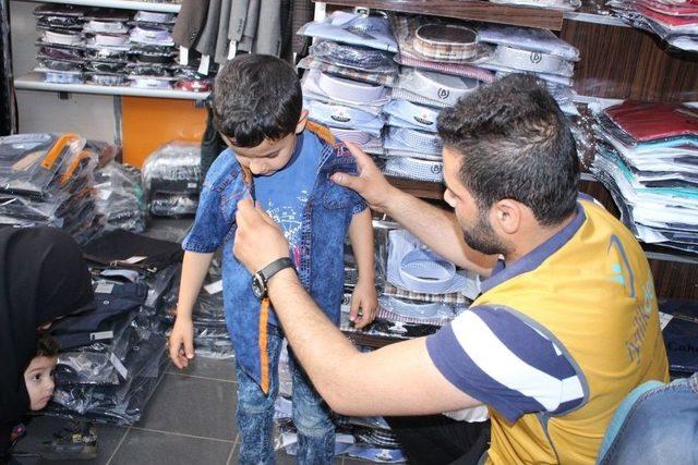 T&uuml;rk Ve Suriyeli Yetimlere Bayramlık Dağıtıldı 1