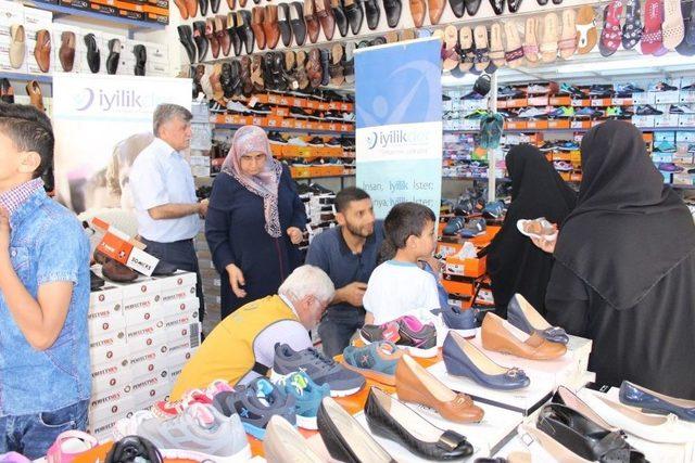 T&uuml;rk Ve Suriyeli Yetimlere Bayramlık Dağıtıldı 2