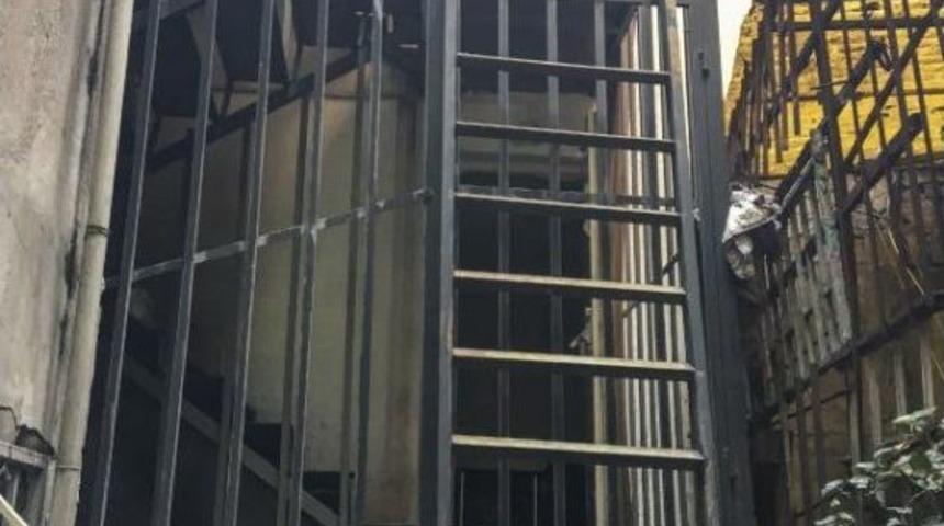 3 Kişiye Mezar Olan Otelin Kilitli Yangın Merdivenleri...