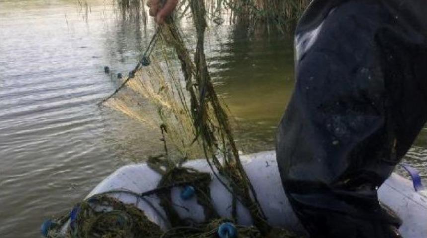 Van G&ouml;l&uuml;'nde Ka&ccedil;ak&ccedil;ıların Attığı 3 Kilometrelik Ağ Ele Ge&ccedil;irildi