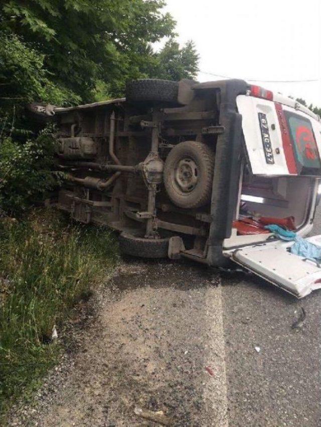 Zonguldak'ta Hasta Taşıyan Ambulans Kaza Yaptı: 4 Yaralı