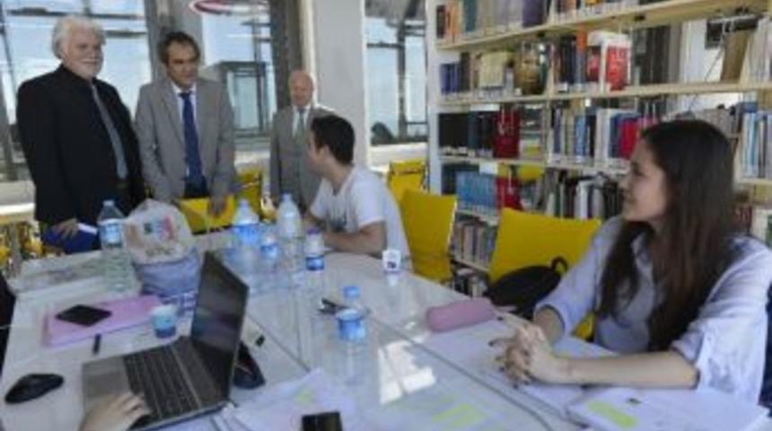 &Ouml;zer, &Ouml;ğrencilerle Bir Araya Geldi