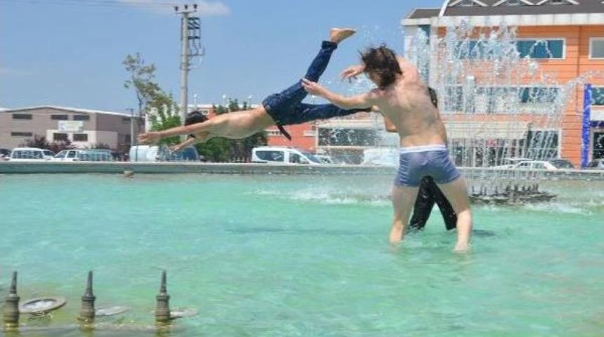 S&uuml;s Havuzlarında &Ccedil;ocukların Tehlikeli Eğlencesi