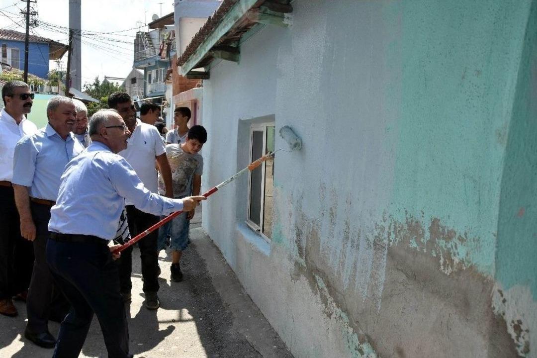 Salihli&rsquo;de Evler Boyanıyor