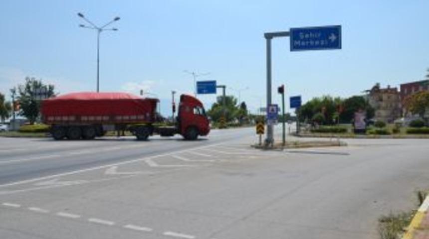 Elektrik Direğine &Ccedil;arparak Durabildi: 3 Yaralı