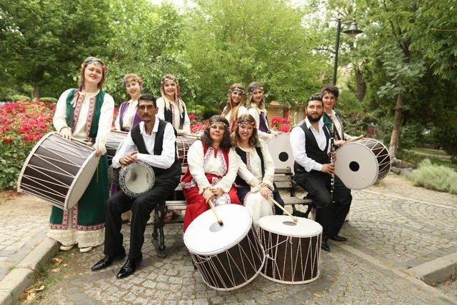 Kadın Davulcular Erkeklere Taş Çıkarıyor