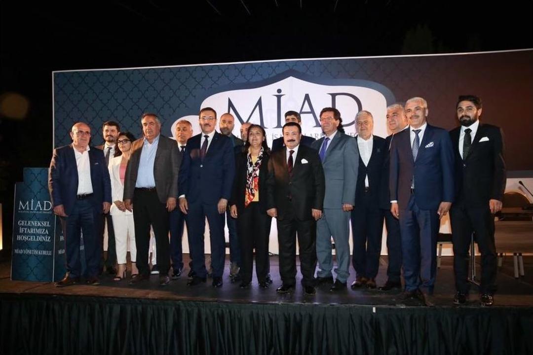 Bakan T&uuml;fenkci Miad İftarına Katıldı