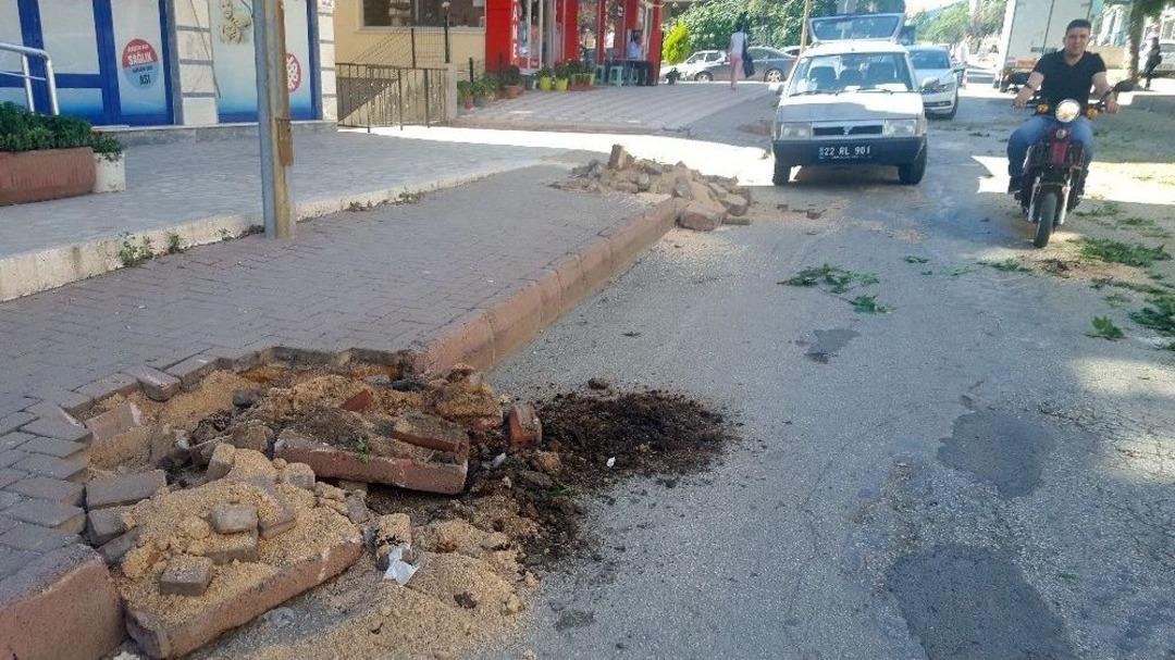 Chp&rsquo;li Belediye Yol Genişletmek İ&ccedil;in Ağa&ccedil;ları Kesti