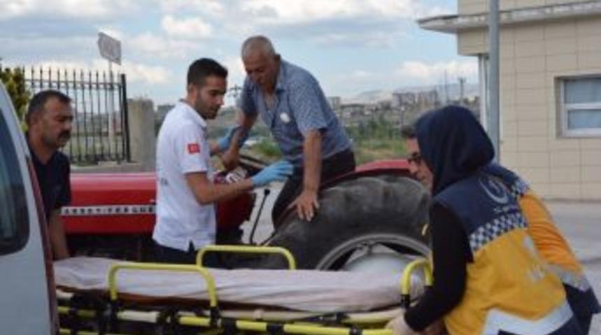 Rahatsızlanan Yaşlı Adam Trakt&ouml;rle Hastaneye Geldi