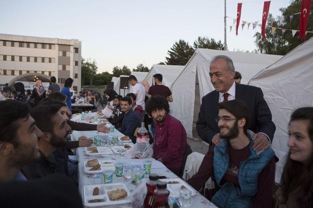 Atat&uuml;rk &Uuml;niversitesinde Bir İlk