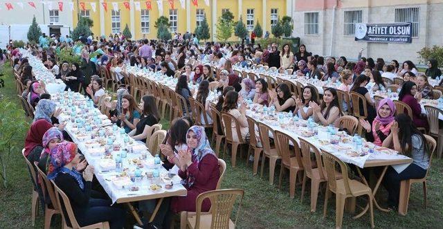 Pamukkale Belediyesi’nden 2 Bin Kız Öğrenciye İftar