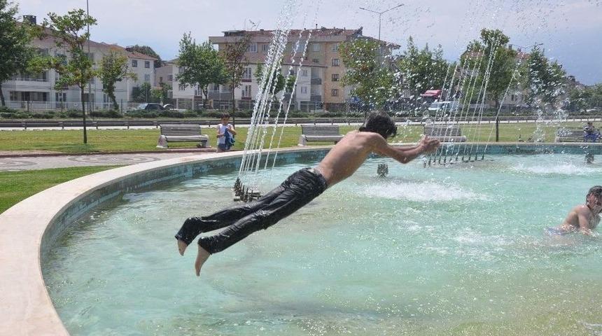 &Ccedil;ocuklar S&uuml;s Havuzlarında Tehlikeye Kula&ccedil; Atıyor