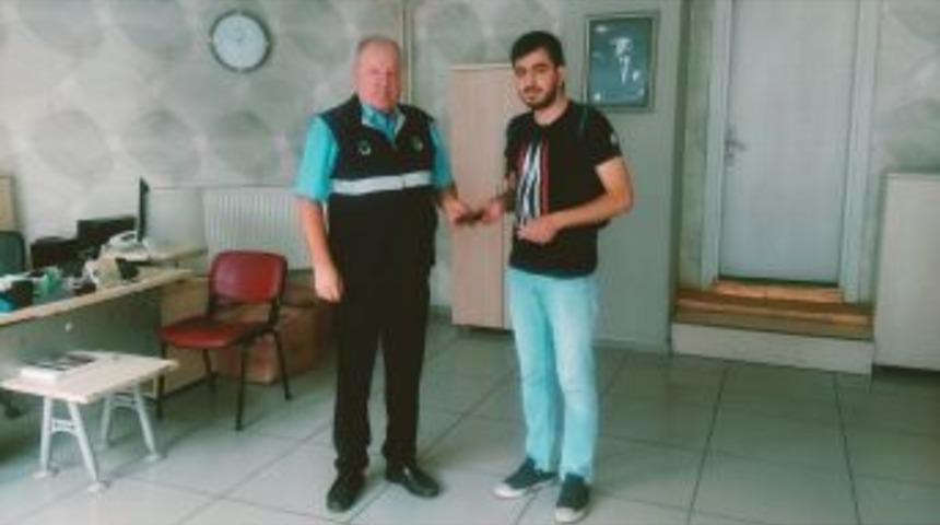 Para Dolu C&uuml;zdanı Sahibine Teslim Etti