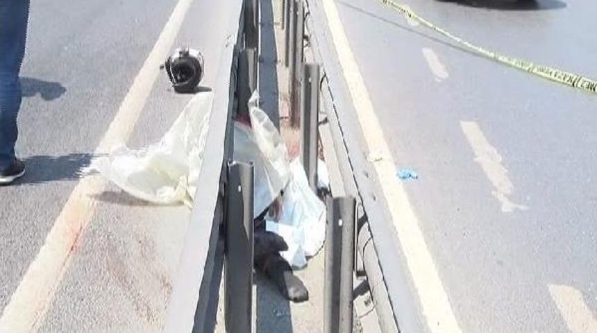 D-100'de Bariyerlere &Ccedil;arpan Motosikletin S&uuml;r&uuml;c&uuml;s&uuml; &Ouml;ld&uuml;