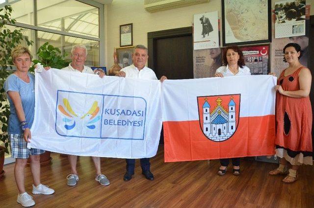 Alman Turistler 27 Yıldır Tatillerini Kuşadası’nda Geçiriyor