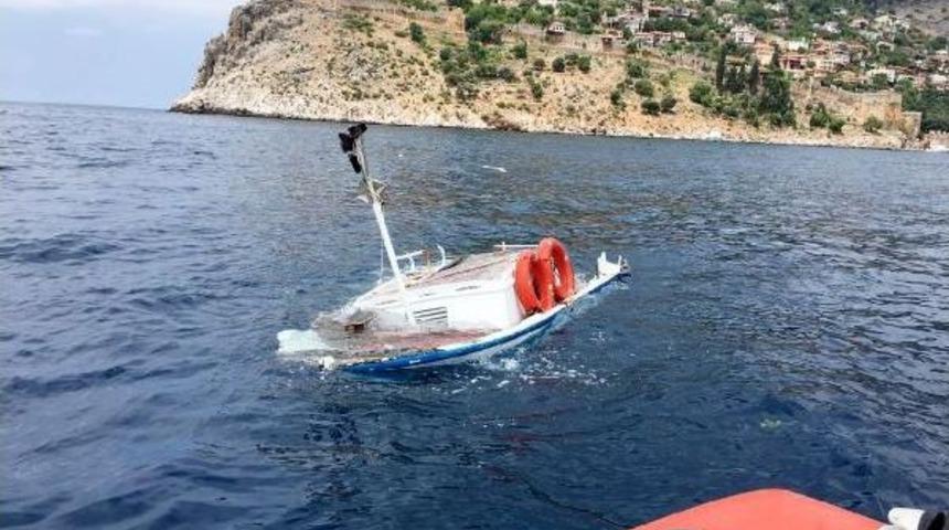 Tur Teknesinin &Ccedil;arptığı Yat Battı