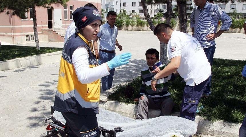 Otomobilin &Ccedil;arptığı Engelli Gen&ccedil;, Ak&uuml;l&uuml; Sandalyesinden D&uuml;şerek Yaralandı