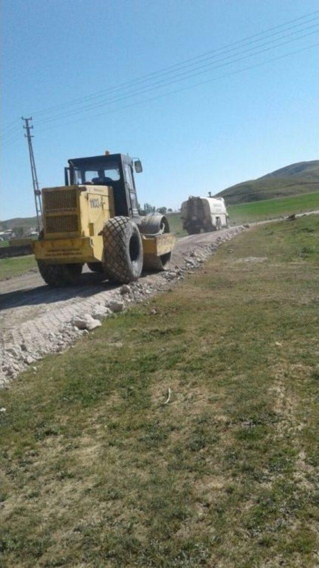 Çaldıran’da Yol Yapım Çalışması