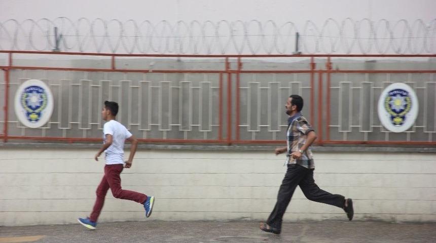 Gaziantep&rsquo;te Vatandaşlar Aniden Bastıran Yağışa Hazırlıksız Yakaladı