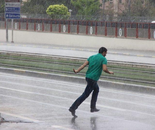 Gaziantep’te Vatandaşlar Aniden Bastıran Yağışa Hazırlıksız Yakaladı