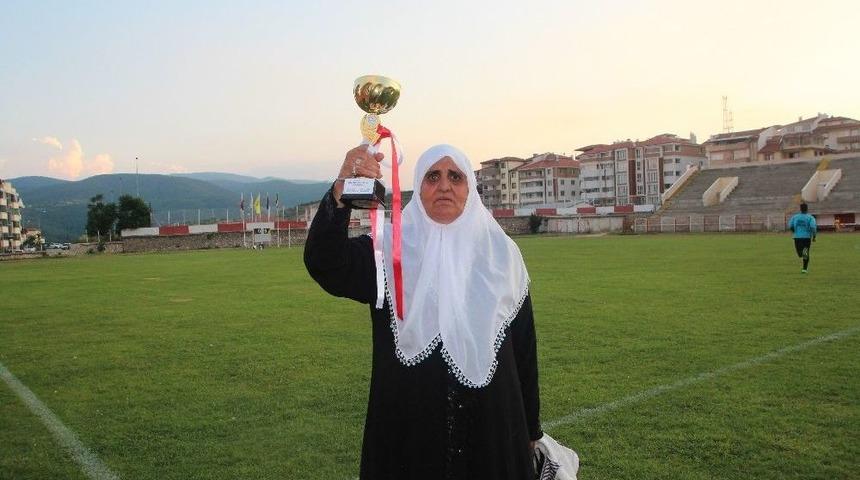 Takımın Hi&ccedil;bir Ma&ccedil;ını Ka&ccedil;ırmayan Nine Şampiyonluk Kupasını Kaldırdı