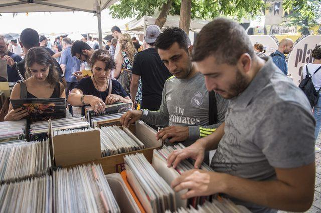Kadıköy’de plaklar Müzeyyen Senar için döndü 3