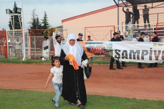 Takımın Hiçbir Maçını Kaçırmayan Nine Şampiyonluk Kupasını Kaldırdı