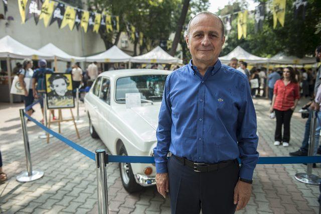 Kadık&ouml;y&rsquo;de plaklar M&uuml;zeyyen Senar i&ccedil;in d&ouml;nd&uuml; 4