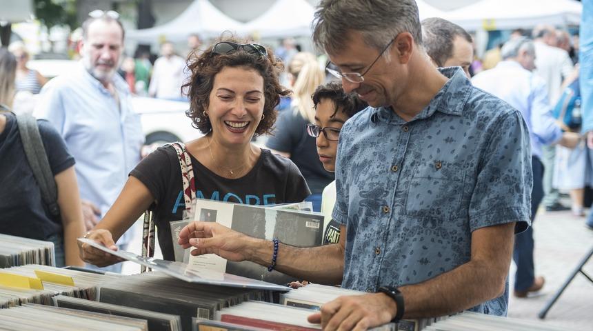 Kadık&ouml;y&rsquo;de plaklar M&uuml;zeyyen Senar i&ccedil;in d&ouml;nd&uuml;