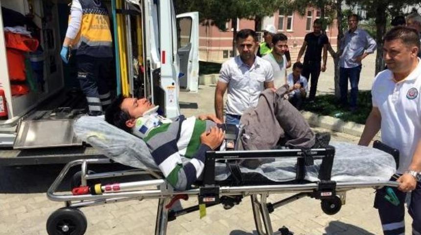 Kontrolden &Ccedil;ıkan Otomobil Bedensel Engelliye &Ccedil;arptı