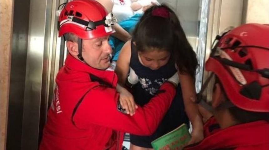 &Ccedil;ocukları İle Asans&ouml;rde Mahsur Kaldı