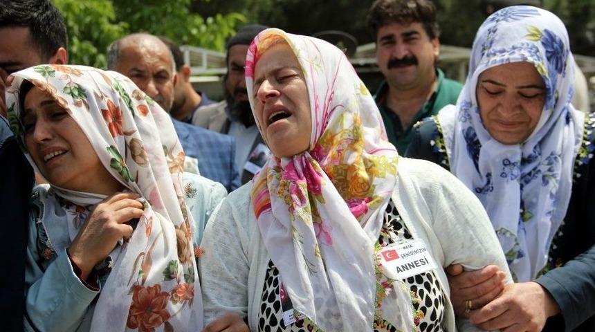 Oğlunun Cenazesinde K&uuml;rt&ccedil;e Ağıt Yakıp G&ouml;zyaşı D&ouml;kt&uuml;