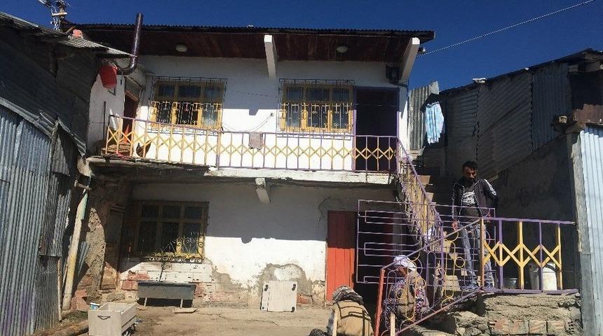 Sivas&rsquo;ta İki Katlı Ev &Ccedil;&ouml;kt&uuml;, Bir İnek Telef Oldu