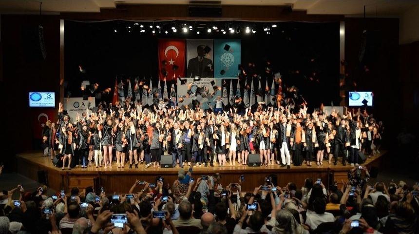 Uludağ &Uuml;niversitesi&rsquo;nde Mezuniyet Heyecanı