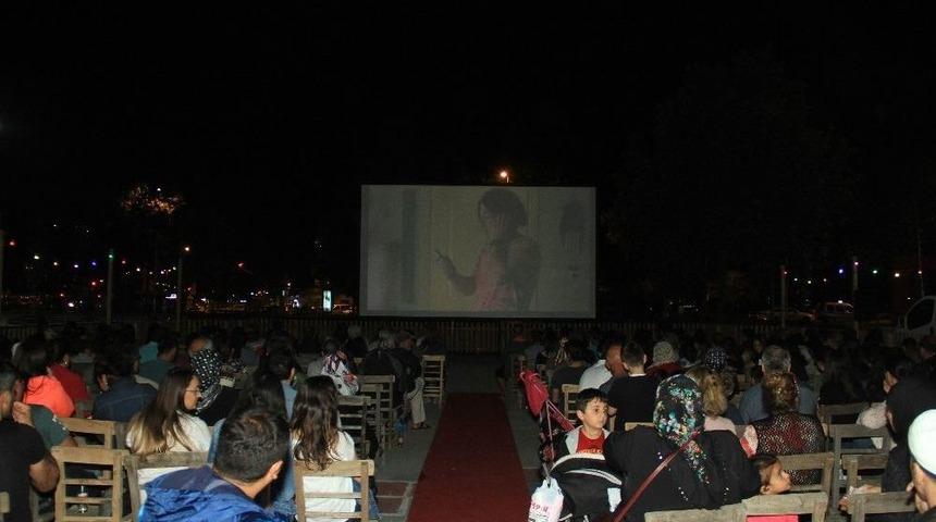Kartal&rsquo;da Nostaljik Sinema G&uuml;nleri Devam Ediyor