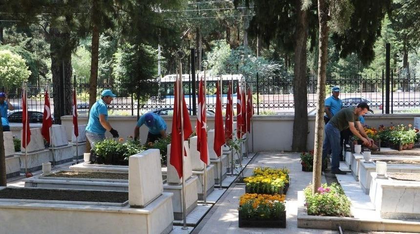 Manisa&rsquo;da Şehitliklere Bakım
