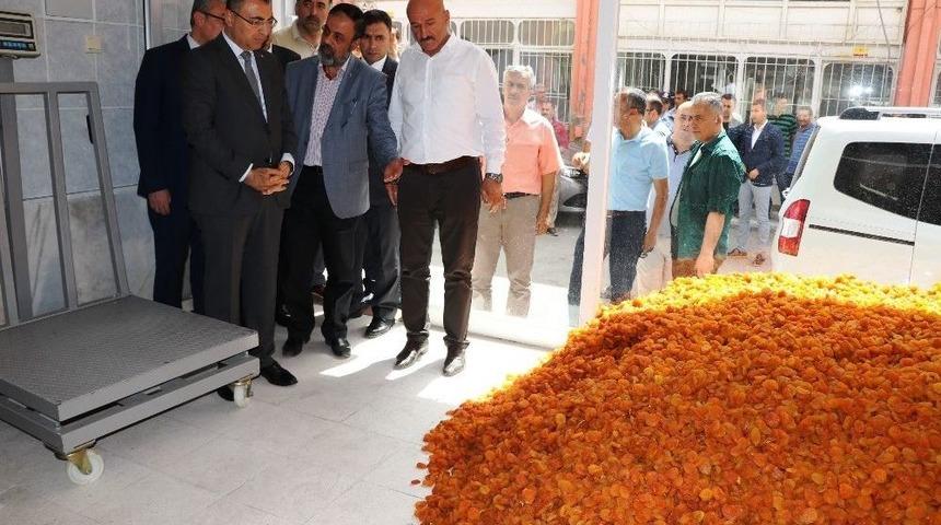Vali Toprak Şire Pazarını Ziyaret Etti