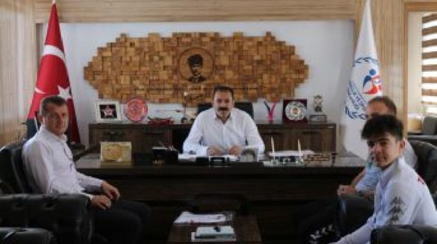 Balkan &Uuml;&ccedil;&uuml;nc&uuml;s&uuml; Sporcudan İl M&uuml;d&uuml;r&uuml; Kısacık&rsquo;a Ziyaret