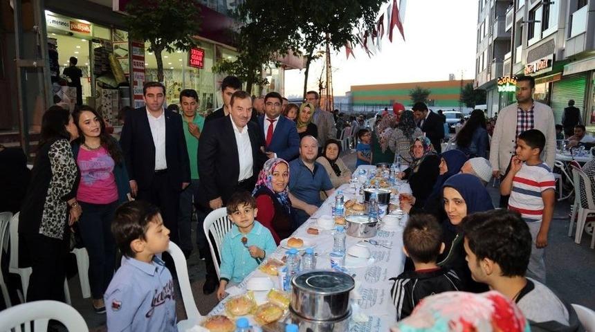 Sokak İftarları Ramazan&rsquo;ın Bereketi İle S&uuml;r&uuml;yor