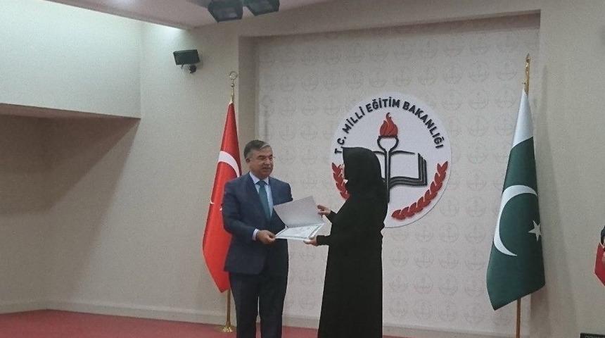 &ldquo;cinnah Gen&ccedil; Yazarlar Kompozisyon Yarışması&rdquo; &Ouml;d&uuml;l T&ouml;reni