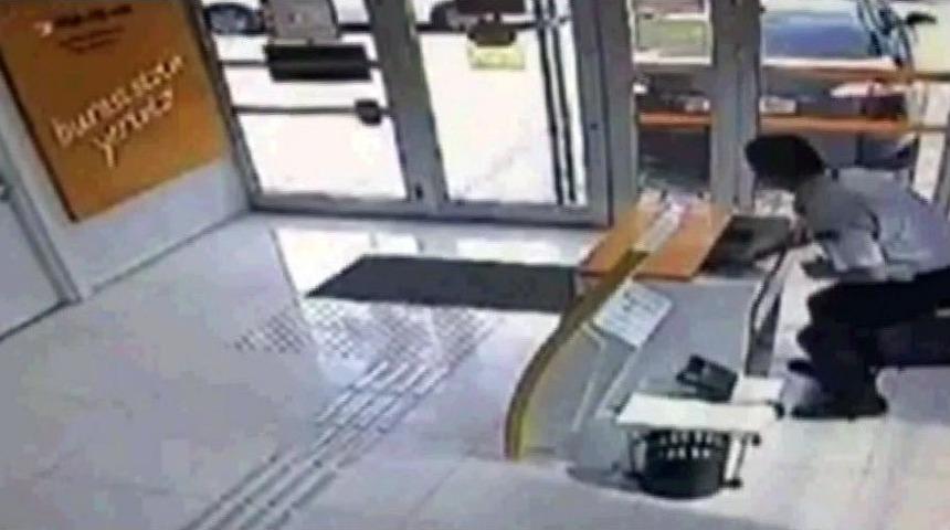 Otomobilin Bankaya Girme Anı Kameraya Yansıdı