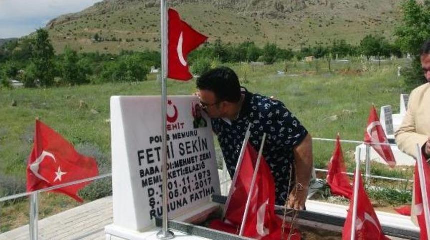 Sanat&ccedil;ı B&uuml;lent Serttaş, Şehit Polis Sekin'nin Mazarını Ziyaret Etti